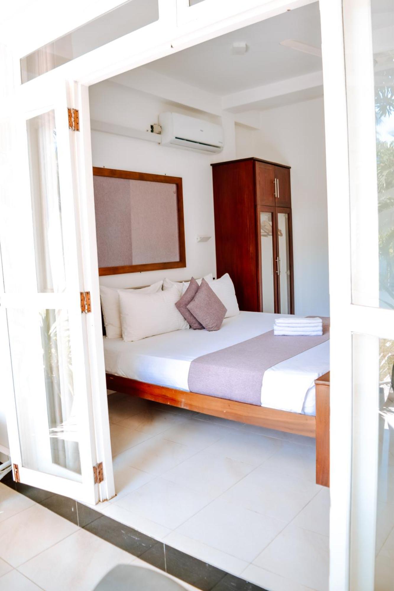 The Bamboo Tree Transit Hotel Katunayaka Buitenkant foto