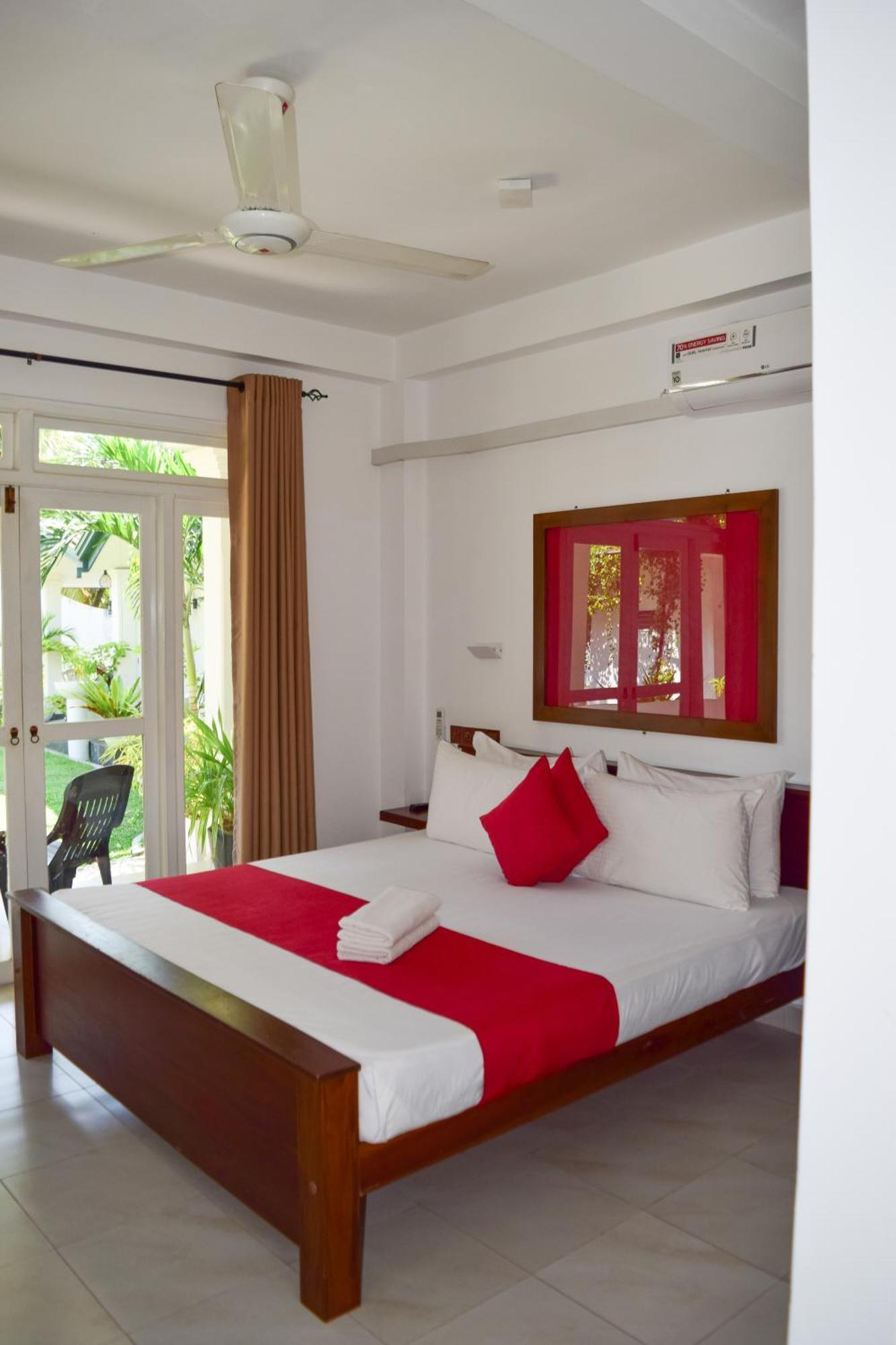 The Bamboo Tree Transit Hotel Katunayaka Buitenkant foto